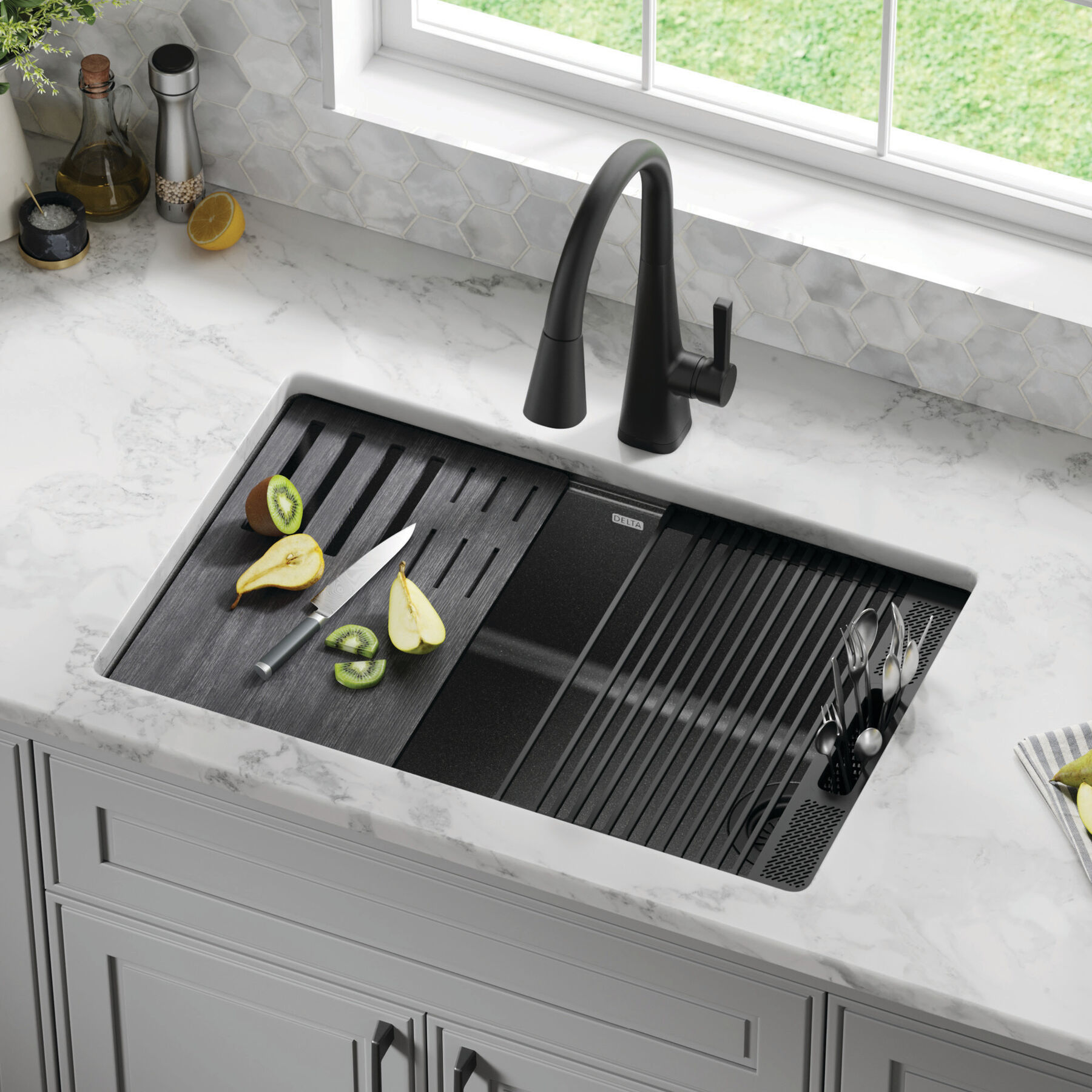 Lavabo de cocina tipo estación de trabajo con un receptáculo de compuesto de granito de 30" de montaje bajo encimera, con reborde WorkFlow™ y accesorios en negro metálico, imagen 12